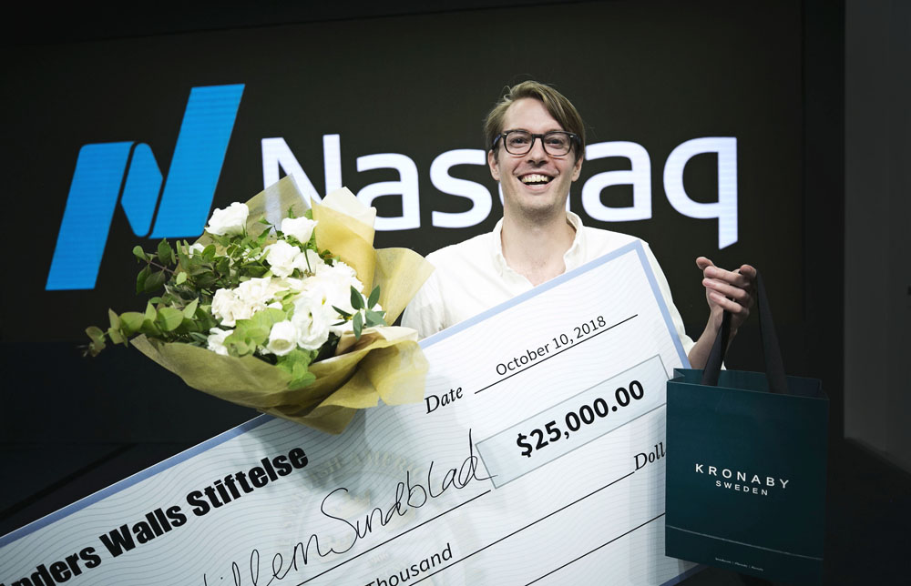 Willem Sundblad smiling with flowers and a $25,000 Anders Wall Award cheque at Nasdaq in 2018