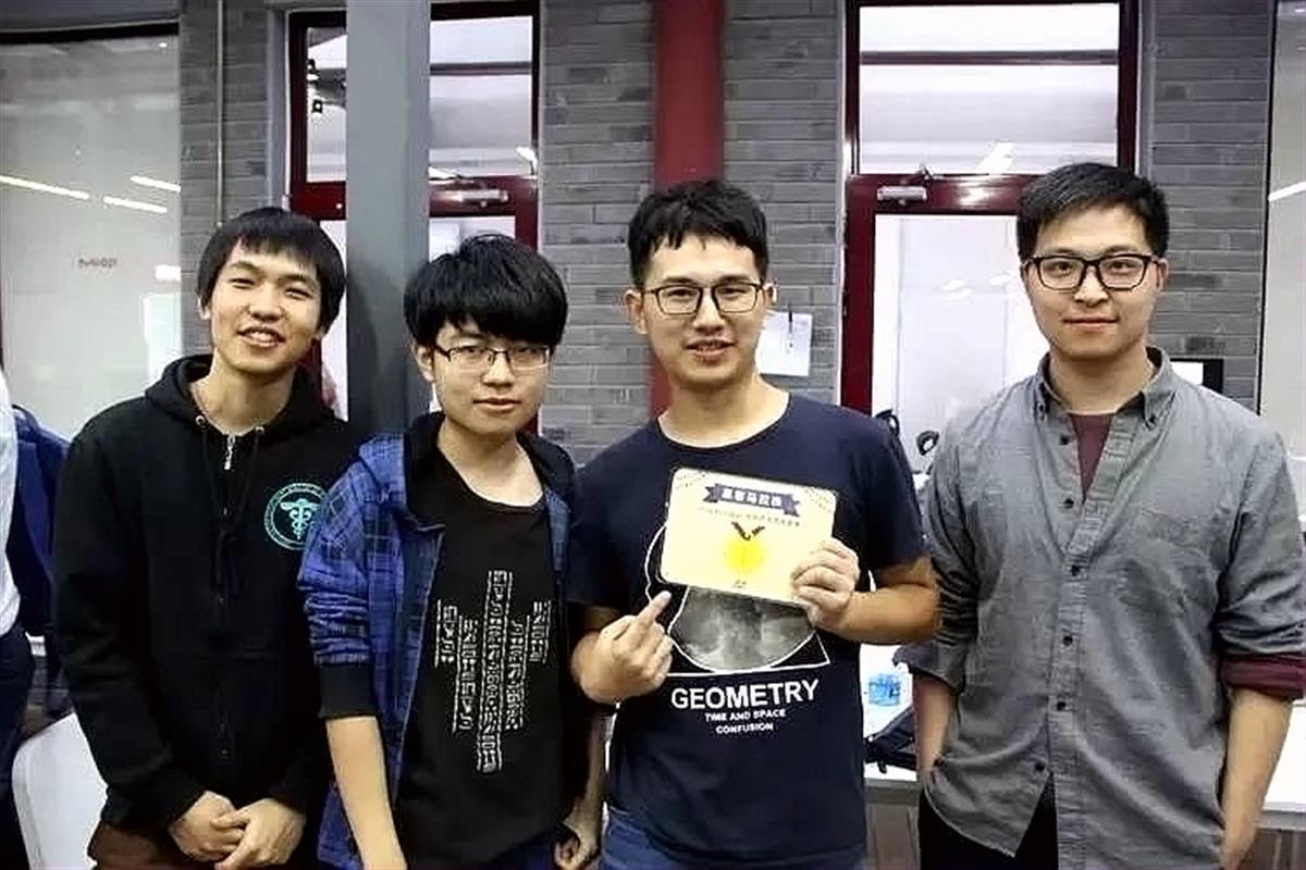 Xiao Hong, second from right, holding an award with his early team in 2016