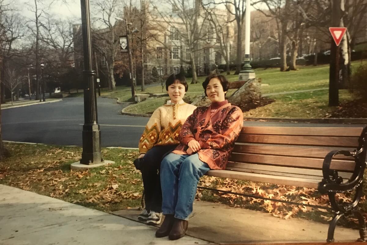 Xiaotong Lin sitting with her mother on a bench at Lehigh University