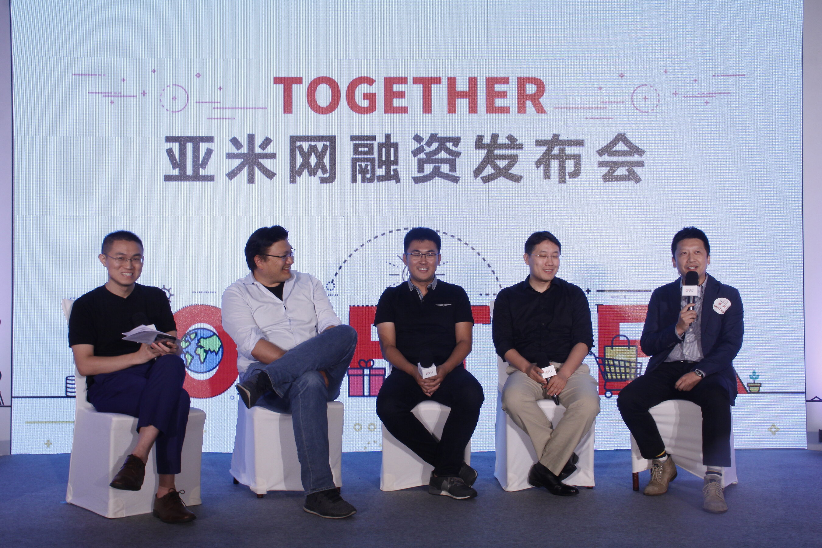 Alex Zhou, center, seated with investors at Yamibuy’s July 2017 financing announcement