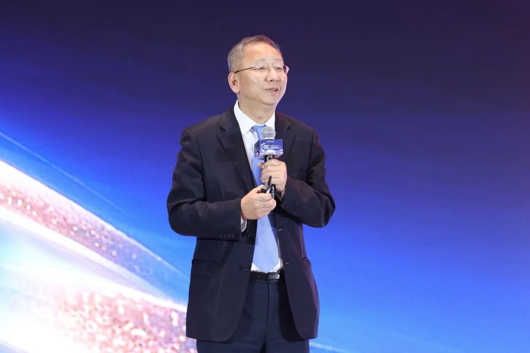 Yang Wenbin holding a microphone and presentation remote at the Guangzhou investment-adviser conference
