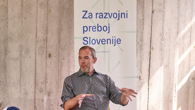 Yaron Galai speaking and gesturing during his visit to the Slovenian Technology Forum