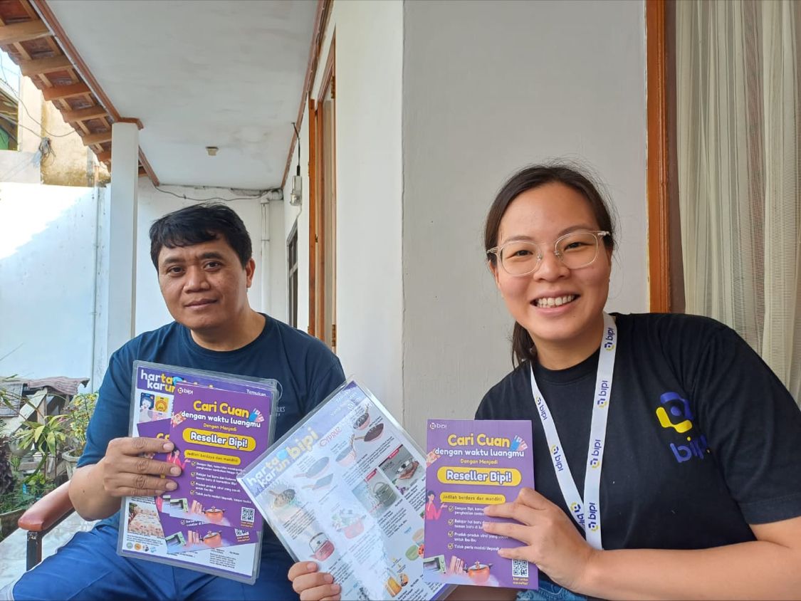 Yih Lin Teh, right, with Bipi reseller Pak Fian and product catalogues in Bandung