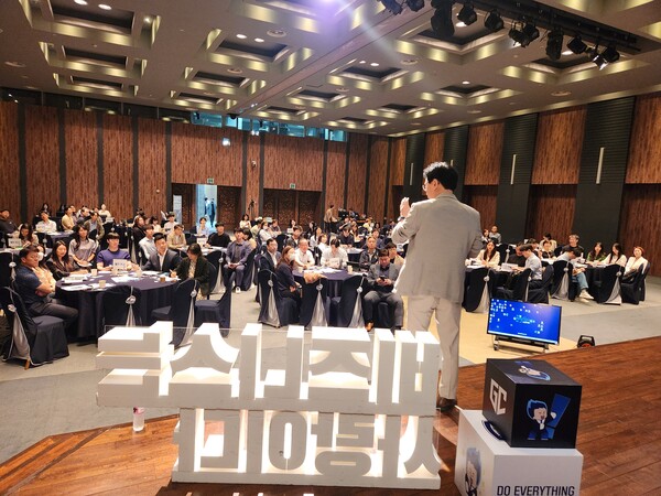 Youngrok Kim speaking to seated business leaders at the AT Center in Seoul
