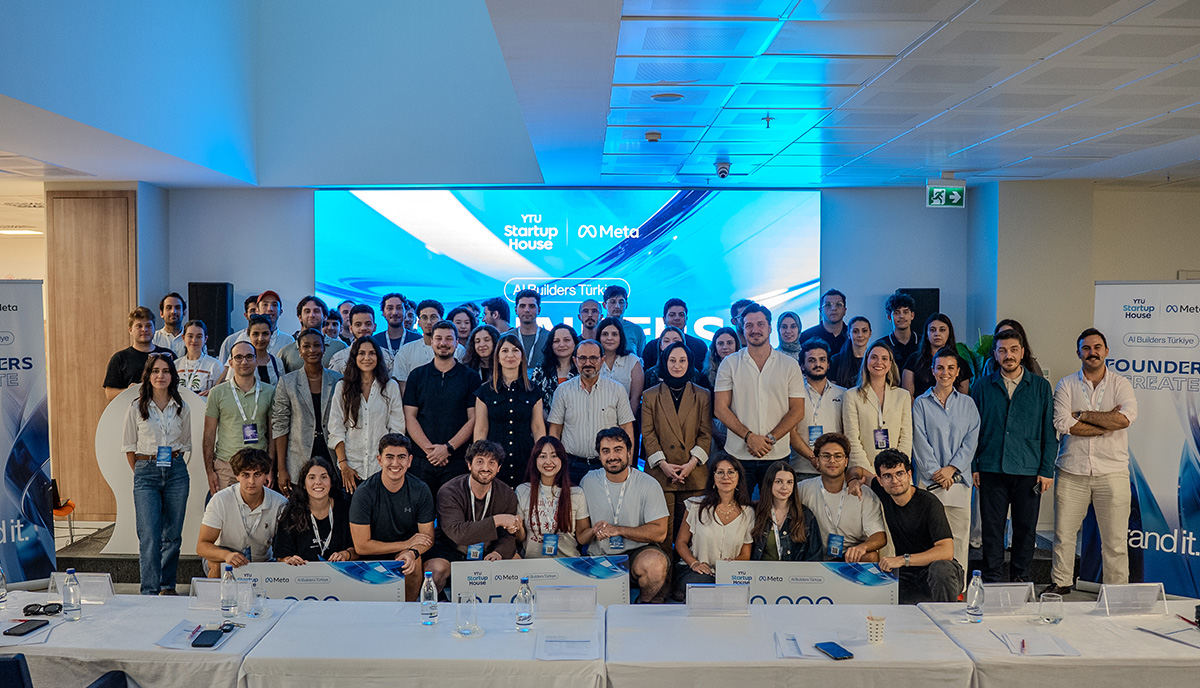 Participants gathered for a group photograph at the YTU Startup House and Meta Founders Create event