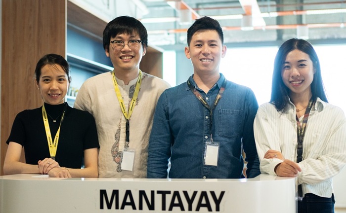 Quinnie, Yubin Ng, Joel Lim and Michelle standing together behind a MantaYaY sign