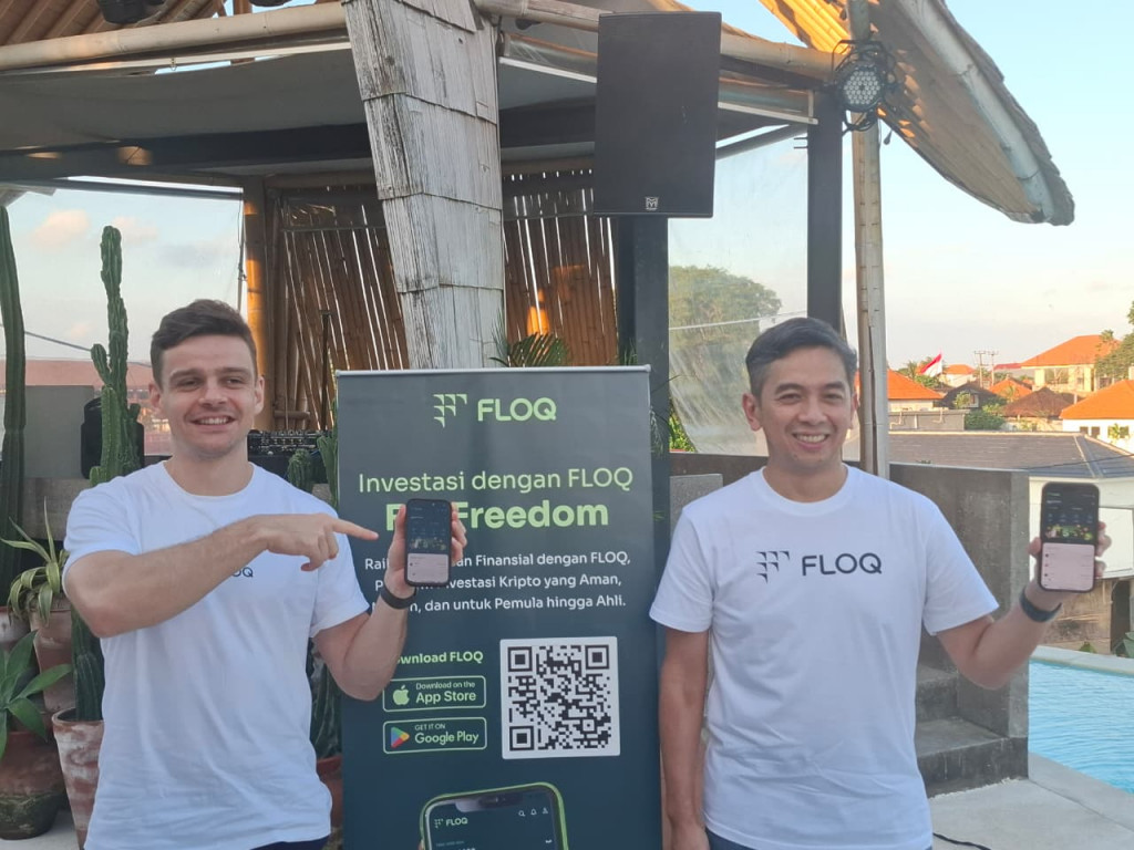 Paul Versley on the left and Yudhono Rawis on the right holding phones at FLOQ’s Bali media gathering