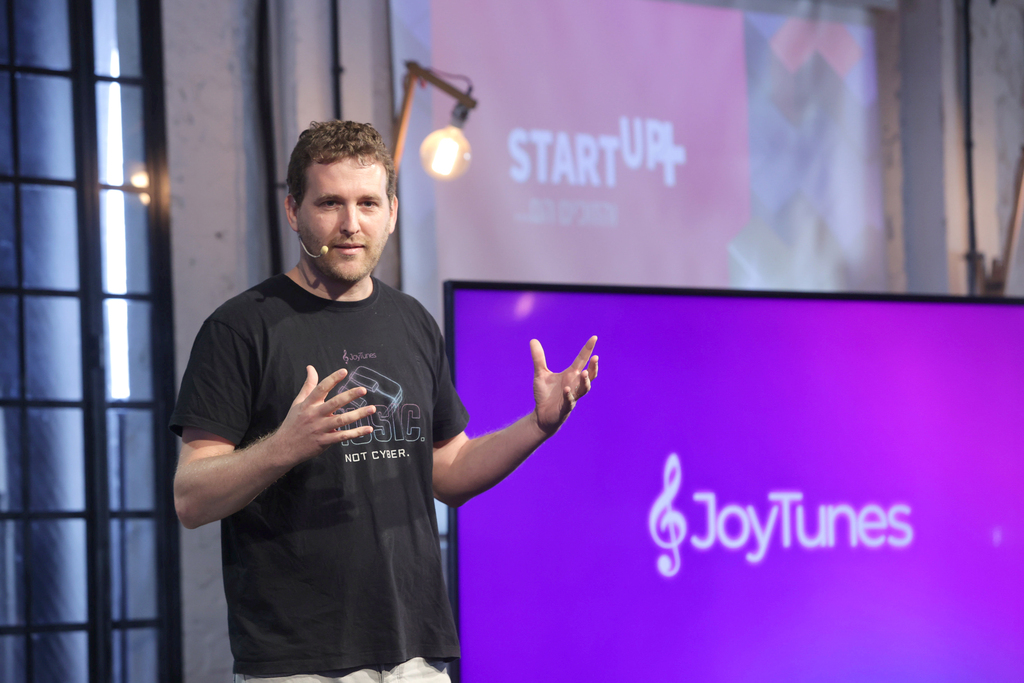 Yuval Kaminka speaks at the 2021 Startup Plus event