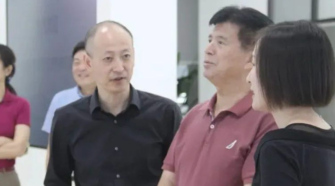 Zhengrong Ying speaks with visiting radiology professor Xiao Xiangsheng and colleagues at Bowing Medical