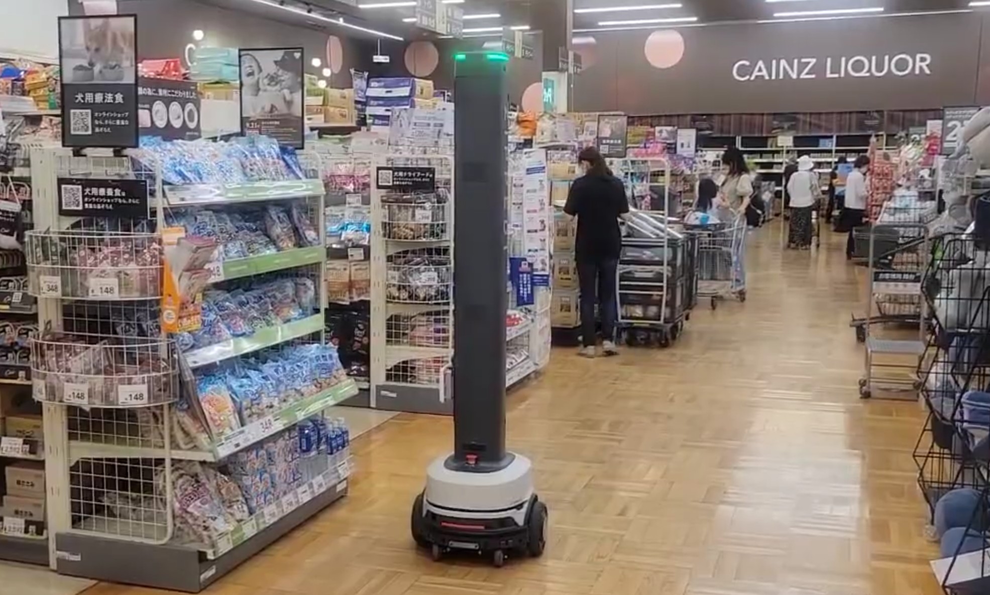 Zippedi's Zippy robot moving through a CAINZ store aisle in Japan